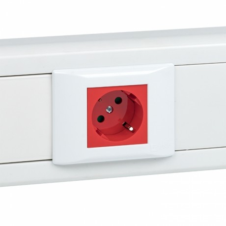 Розетка 45х45 PRO с заземлением, 45 градусов, красная EKF E6MR16-028-70-45